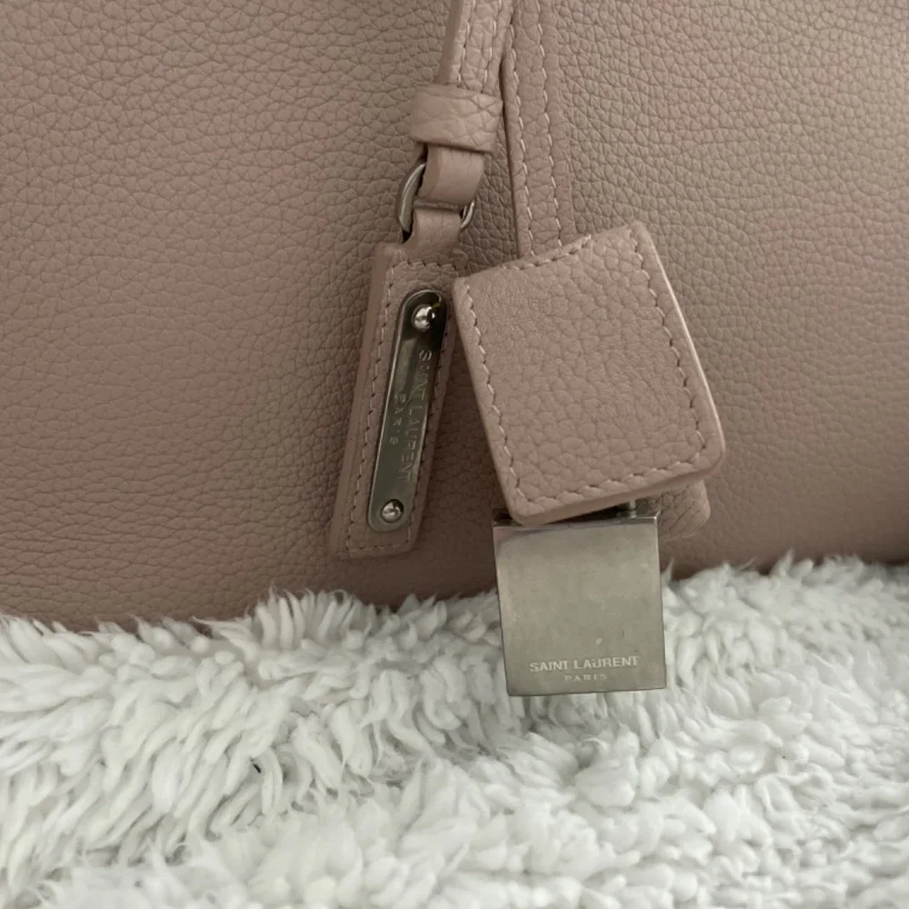 Saint Laurent Sac De Jour in Grained Leather (Baby) in color Poudre (soft mauve) - Picture 3 of 15